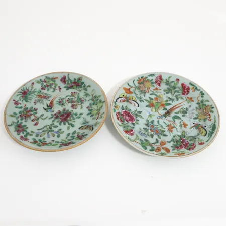 Två fat porslin Famille rose Kina 1800-talets slut, grön underglasyr dekorerat med fåglar samt växtlighet, Ø18cm, mindre kantnagg samt dekorslitage Skickas med paket.