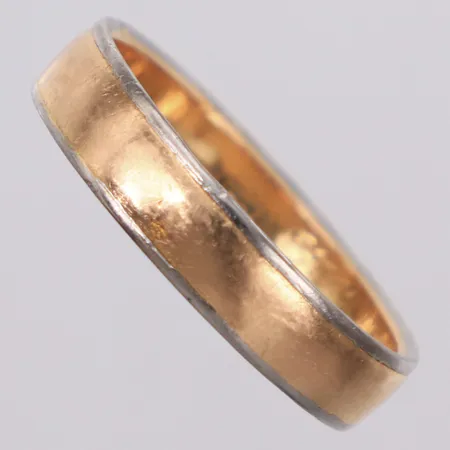 Ring, stl 20¼, bredd 5mm, tvåfärgad, gravyr, 18K  Vikt: 5,7 g