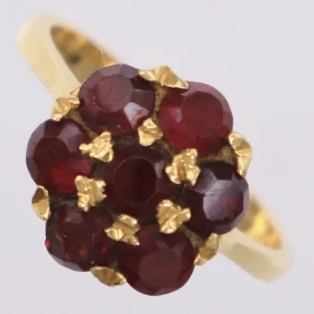 Ring med granater, stl 18¾, bredd 1,4-13,2mm, nagg på stenar, 18K Vikt: 5,7 g