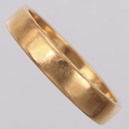 Ring, stl 18½, bredd 3,9mm, gravyr, 18K  Vikt: 3,7 g