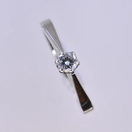 Ring med diamant 0,19ct, stl 18, bredd 2 mm, vitguld, 18K. Vikt: 3,1 g