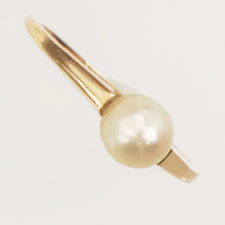 Ring med pärla, stl 18¼, bredd 0,9-5,9mm, 18K Vikt: 2 g