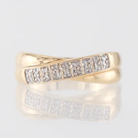 Ring 18k med små diamanter Guldfynd AB,storlek 19.5 mm,bredd 3.3-6.7 mm. Vikt: 3,4 g