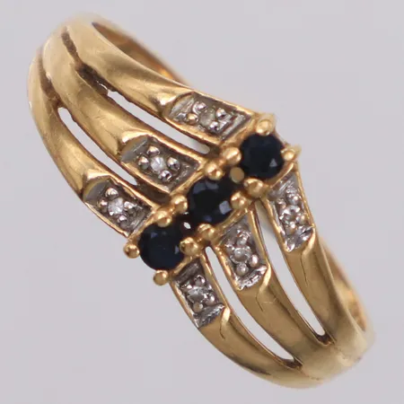 Ring med diamanter 6xca0,005ct åttkantslipade och safirer, stl 18¾, bredd 1,5-9,6mm, Guldfynd, 18K  Vikt: 2,4 g