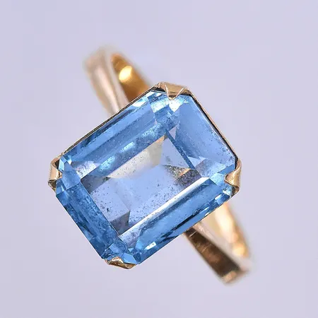 Ring med blå sten, stl 15½, bredd 2 mm, 18K. Vikt: 2,9 g