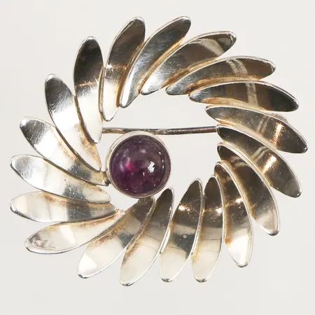 Brosch med ametist, bredd 41mm, sten löst infattad, 925/1000 silver   Vikt: 11,4 g