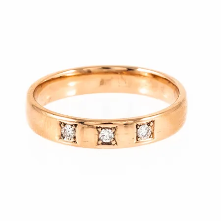 Ring i 18K guld med diamanter 3 x 0,03ct i kvadratiska fattningar. Den är 3,9 mm bred, är i storlek 18 och väger 4,5g. Kupad insida. Stenstorleken ingraverad. Från Schalins.
