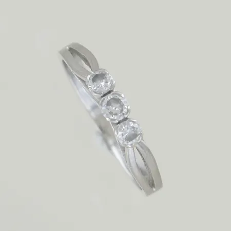 Ring med diamanter 3 x 0,10ct, Ø 18 mm, 18K  Vikt: 3,1 g