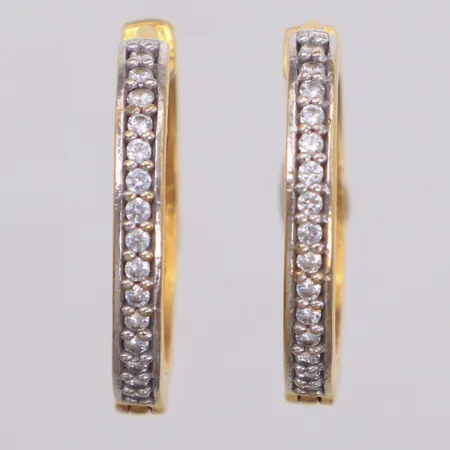 Ett par örhängen creoler med vita stenar, Ø17,5mm, bredd 2,3mm, något skeva, 22K  Vikt: 3,6 g