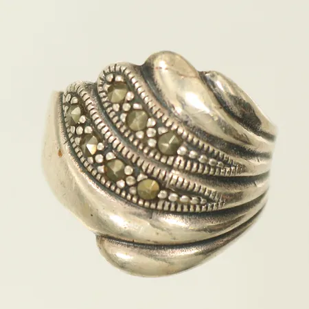 Ring med mönster och markasiter stl 16½, bredd 3-19mm, Silver 925/1000, 3,8g 