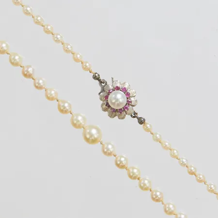 Pärlcollier med odlade saltvattenpärlor, längd ca 51cm, bredd 3-6mm, lås i vitguld 18K med rosa safirer, skadade pärlor, bruttovikt: 11,6g.