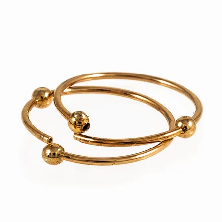 Defekta ringar i 18K guld. Vikt: 1,1g.