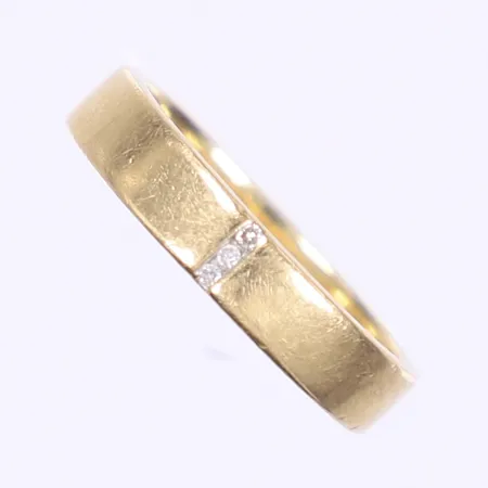 Ring med diamanter totalt 3xca 0,005ct stl 16¾ bredd 4 mm, något repig skena, 18K 4,4g Vikt: 4,4 g