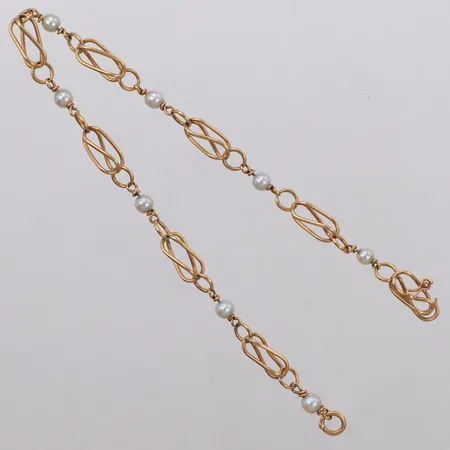 Armband med odlade pärlor Ø3,6mm, längd 20,5cm, bredd 4,8mm, defekt lås, ostämplad, 18K  Vikt: 5,4 g