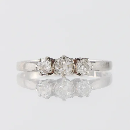 Ring 18k vitguld med gammalslipade diamanter ca 1x0,20ct och ca 2x0,10ct, J.A Persson Stockholm,storlek 17 ½ mm, bredd 1.7-4.1 mm. Vikt: 2,2 g