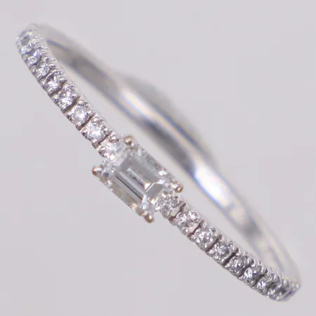 Ring Étincelle de Cartier med smaragdslipad diamant 1xca0,16ct samt briljanter 22xca0,005ct, stl 17½ eller 55, bredd 1,5-2,9mm, snr: FUJ238, vitguld, inga tillbehör, nypris ca 40.600kr, 18K Vikt: 1,5 g