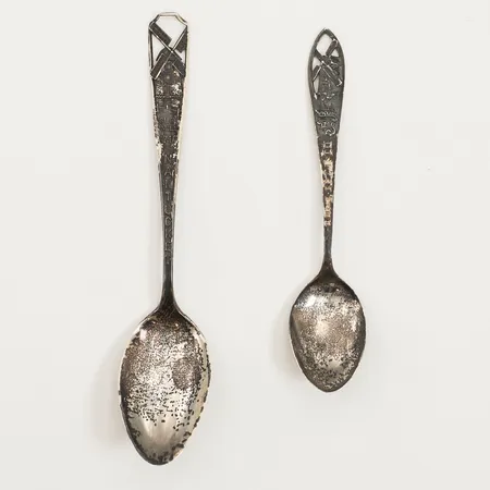 Två souvenirskedar Nantucket Old Mill, ca 10-12,5cm, Charles Robbins, sterling silver Vikt: 17,2 g