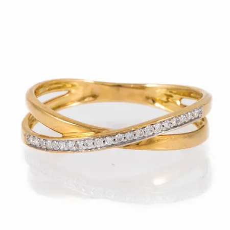 Ring i 18K guld med 21 x c:a 0,005ct briljantslipade diamanter. Den är i storlek 17½, är 2 - 5 mm bred och väger 2,0g. Stämplad GHA (Guldfynd), 750.