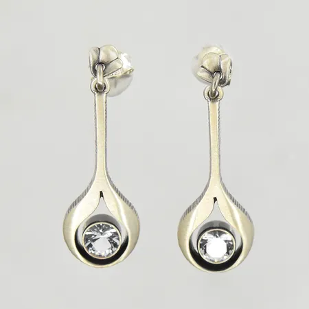 Ett par örhängen med vita stenar, längd 30 mm, bredd 11 mm, matterad yta, design Karl Laine, 835/1000 silver. Vikt: 4,6 g