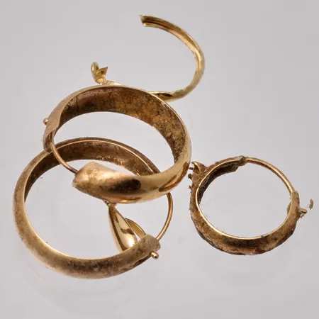 Diverse defekt guld, 18K, vikt 1,75g.