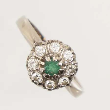 Ring med smaragd och diamanter 8x ca 0,03ct, stl 15¾, bredd 2,3-9mm,  vitguld, 18K  Vikt: 3,6 g