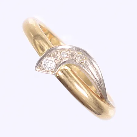 Ring med diamanter totalt 1xca 0,02ct 2xca 0,005ct stl 17½ bredd 3-8mm, tvåfärgad, gravyr, 18K  Vikt: 5,2 g