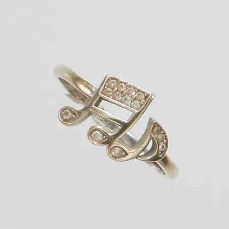 Ring med vita stenar, stl17¾, bredd 1,5-9mm, vitguld, behov av omrodering, 14K Vikt: 1,6 g