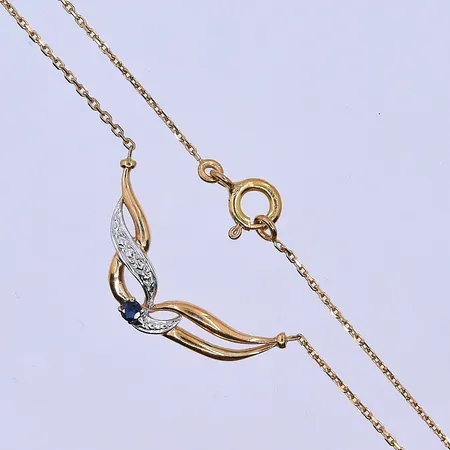 Collier med blå sten, längd 40,5 cm, bredd länk 1 mm, 18K. Vikt: 2,7 g