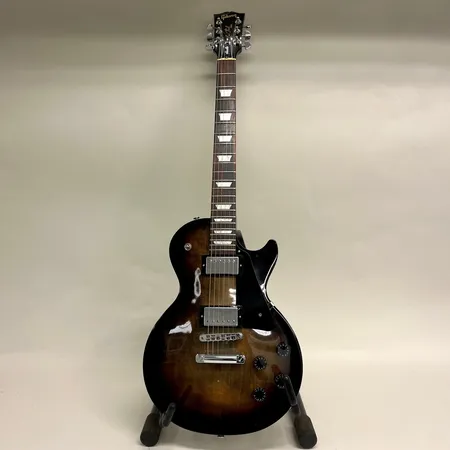 Elgitarr Gibson, Les Paul Studio, smokehouse burst, serie-nr 205720205, tillverkningsår 2020 USA, kablage, manual, kvitto 2022-09-05, switch lös, stötmärken, bruksslitage, mjukt fodral Gibson Skickas med Bussgods eller PostNord