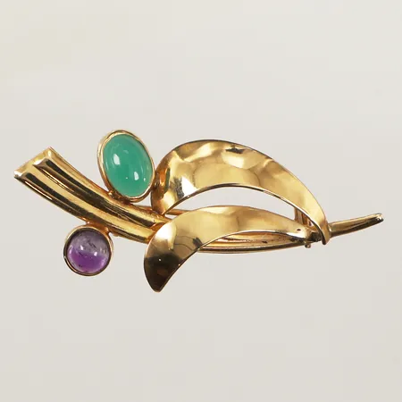 Brosch med ametist och kalcedon, ca 39mm, bredd 17mm,  	Guldvaruhuset Aktiebolag år 1956, 18K Vikt: 2,3 g