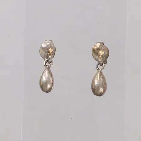 Ett par örhängen droppar, längd 15,5mm, bredd 4,4mm, silver 830/1000 Vikt: 1,3 g