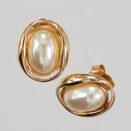 Ett par örhängen i gulmetall, med plast pärlor, Ø 16,6x19,6mm