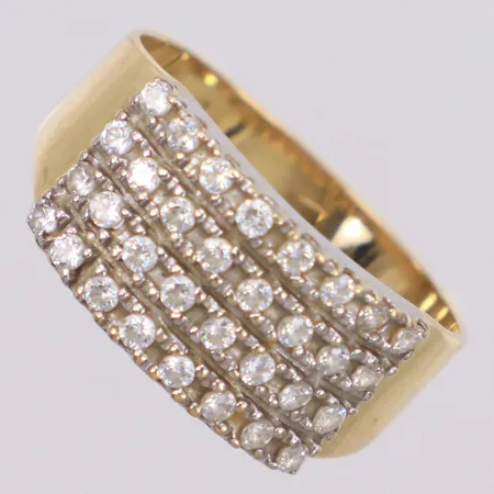 Ring med vita stenar, stl 18, bredd 9mm, 14K Vikt: 4,1 g