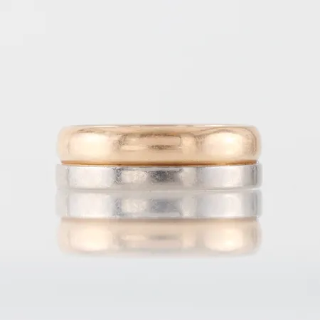 Ring 18 k med gravyr,röd och vitguld,storlek 18 mm,bredd 6.4 mm. Vikt: 7,3 g