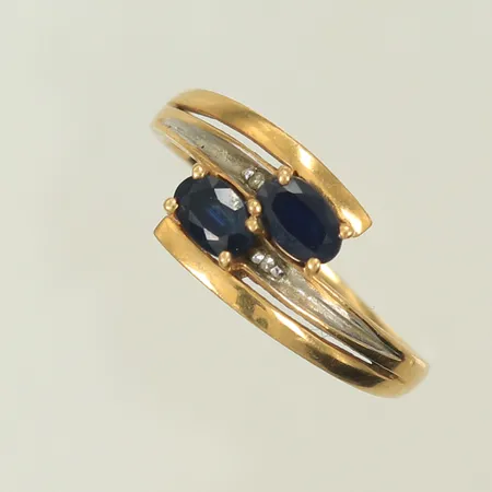 Ring med 2 vita och 2 blå stenar, stl 18 bredd 1,5-8mm , ojämn skena, 18K Vikt: 2,1 g