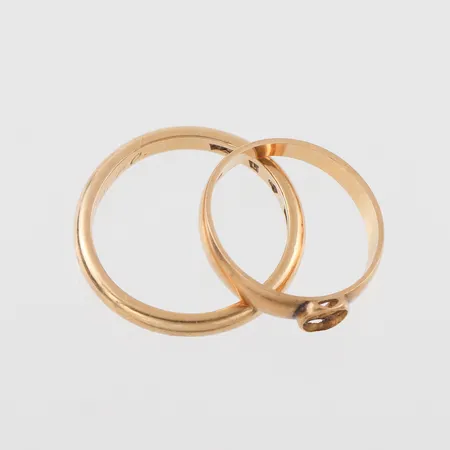 Trasigt och graverat guld 18k. Vikt: 7,9 g