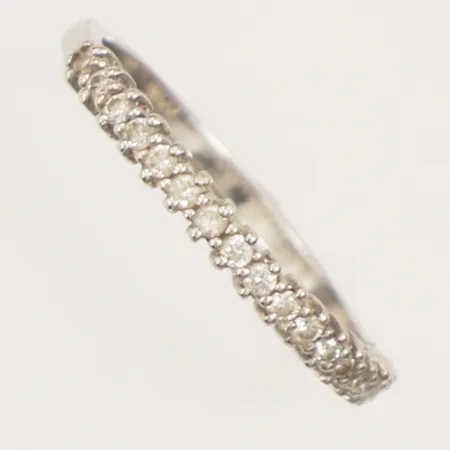 Ring med diamanter ca 18 x 0,01ct, vitguld, stl 17¾, bredd 2,3mm, 18K Vikt: 1,8 g