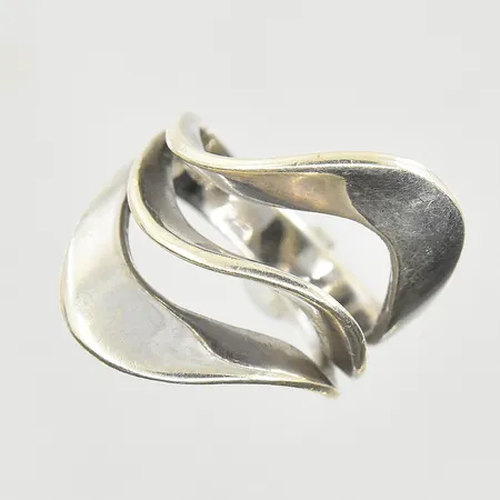 Ring, stl 17, bredd 4-26 mm, 925/1000 silver. Vikt: 6,8 g
