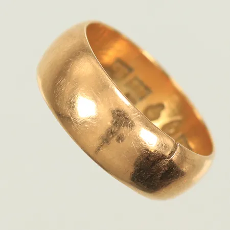 Slät ring stl 17, bredd 7mm, gravyr, sliten, trasig i skena, 18K, 6,7g Vikt: 6,7 g