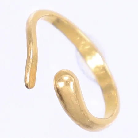 Ring stl 17½ bredd 3-7mm, gravyr, ostämplad, 18K Vikt: 3,3 g
