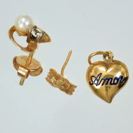 2 Udda örhänge varav en med pärla & sten, 1 berlock hjärta, defekt, 18K 1,5g totalt 