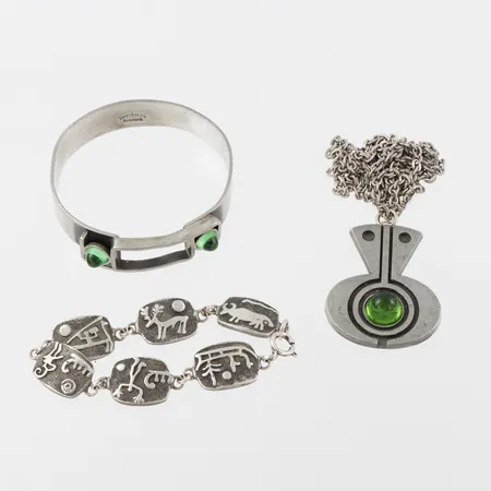 Diverse tennsmycken.
