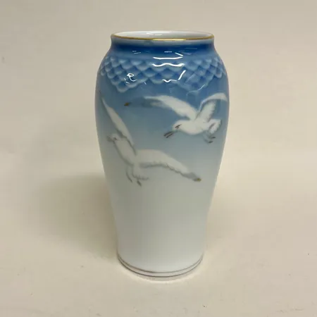 Vas, Bing & Gröndal, Blå Måsen, nr 678, porslin, höjd 14cm, Ø5,5cm, andra sortering Skickas med paket.