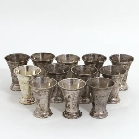 12 bägare höjd: 65mm, gravyr, silver 830/1000 Vikt: 321 g