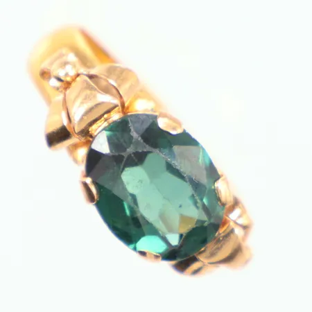 Ring Ø17½, grön sten, gravyr, ojämn i skenan, Larson K, år 1930, 23K Vikt: 6,5 g