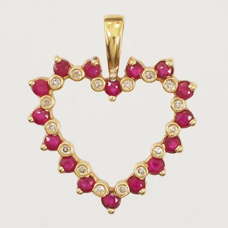 Hänge med diamanter ca 16x 0,01ct, och röda stenar, möjligen rubiner, ca 26mm, bredd 22mm, 18K Vikt: 3,4 g