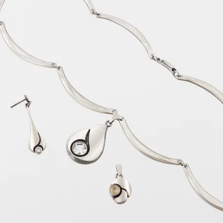 Collier Silver design Karl Laine,längd ca 42 cm,dito hänge och udda örhänge. Vikt: 22,7 g