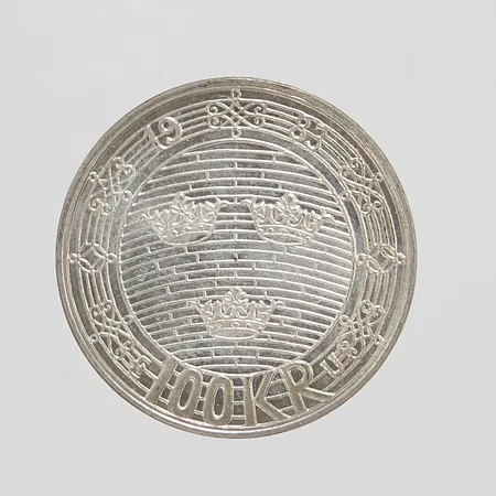 Mynt 100kr Sveriges Riksdag Helgeandsholmen, Ø 32mm, repig, 925/1000 silver Vikt: 16,1 g