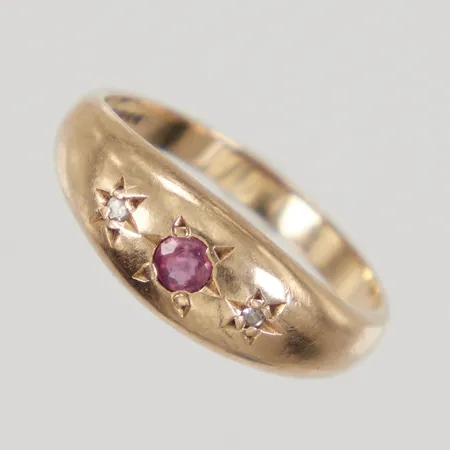 Ring skadad skena, röd sten, 9K  Vikt: 2,3 g