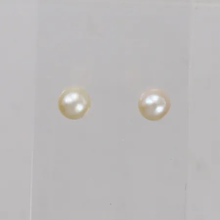 Ett par örhängen med odlade pärlor Ø6,2mm, saknar snurrebussar, 18K  Vikt: 1 g